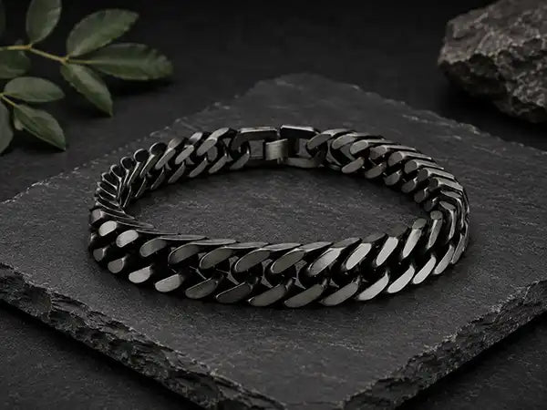 Metalen armband voor dames en heren met zwarte schakels en robuuste uitstraling