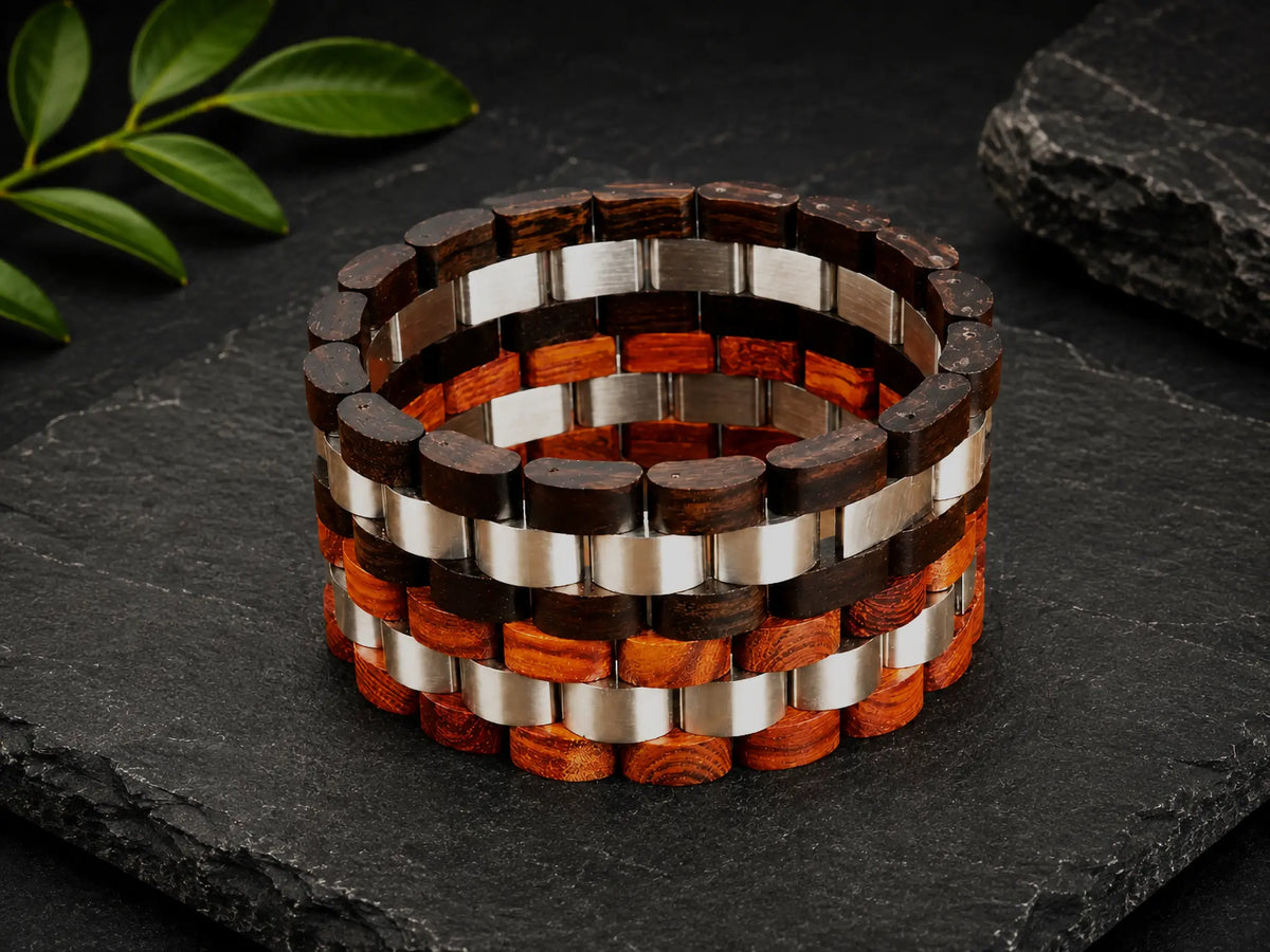 Houten armbanden voor heren met hout en zilverkleurige details