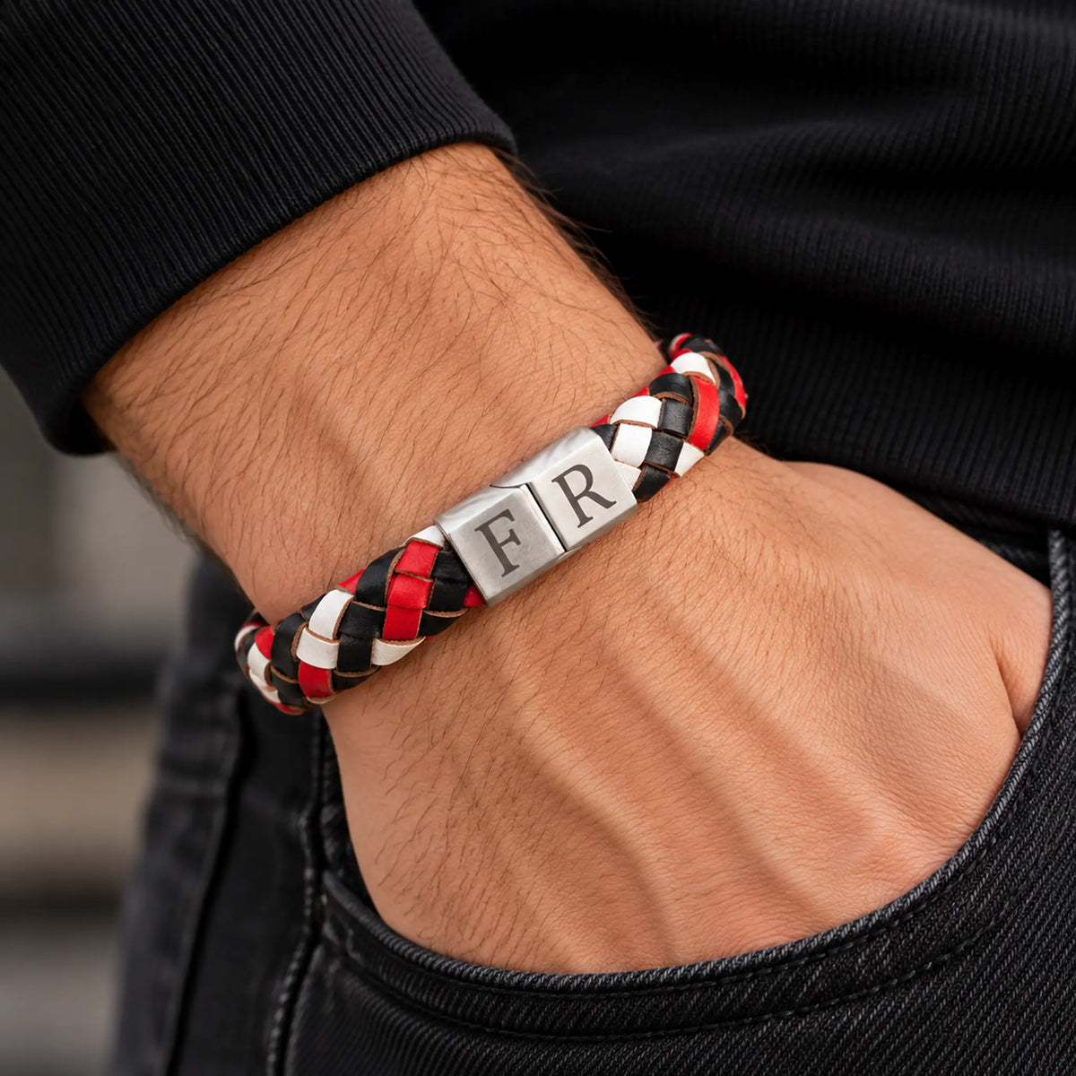 Leren armband zwart-wit-rood met zilver sluiting ‘FR’-gravure (geïnspireerd op clubkleuren)