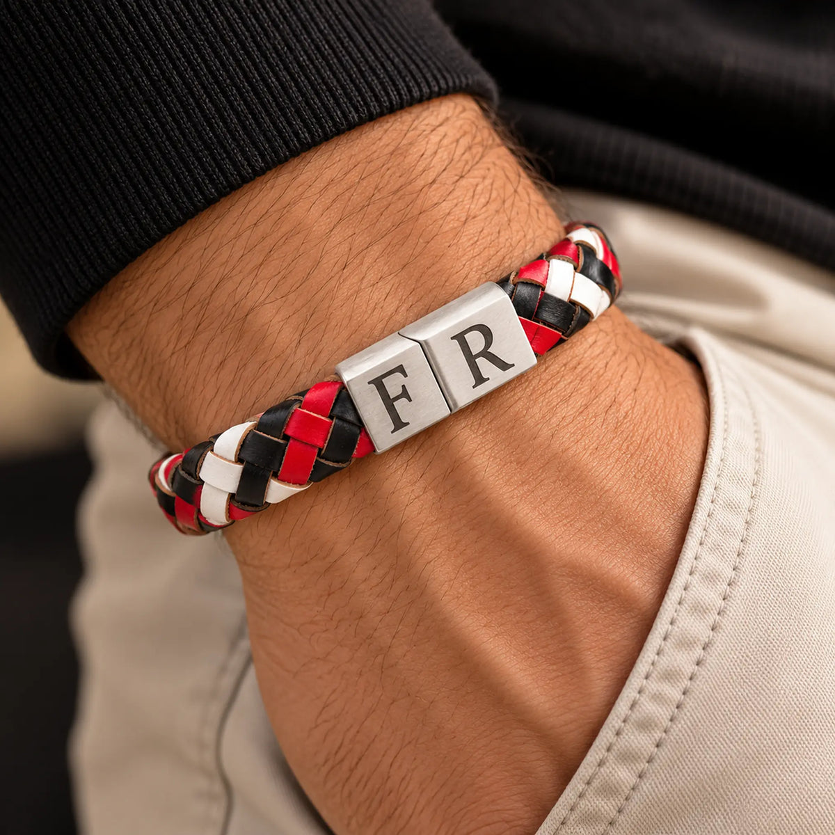 Leren armband zwart-wit-rood met zilver sluiting ‘FR’-gravure (geïnspireerd op clubkleuren)