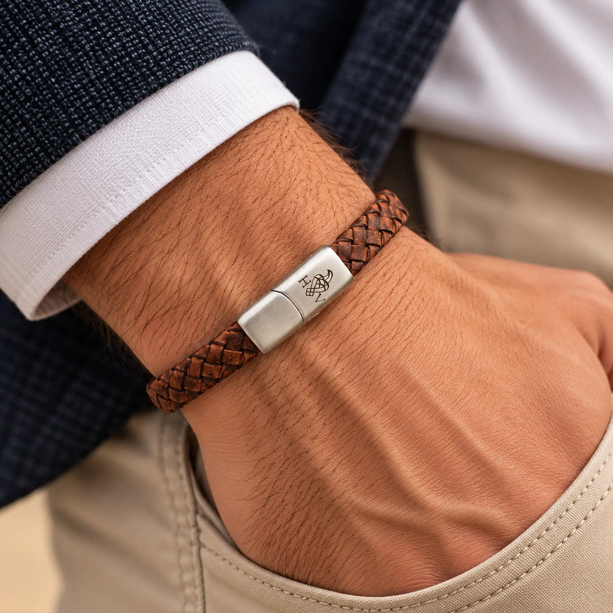 Vier Hugo Valcke gevlochten leren armbanden van 8mm voor dames en heren in bruin, donkerbruin, zwart en groen, met zilverkleurige sluiting en vintage afwerking.