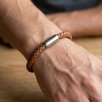 Bruine rondgevlochten leren armband met graveermogelijkheid