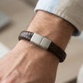 Donkerbruine ovaal gevlochten leren armband met graveermogelijkheid