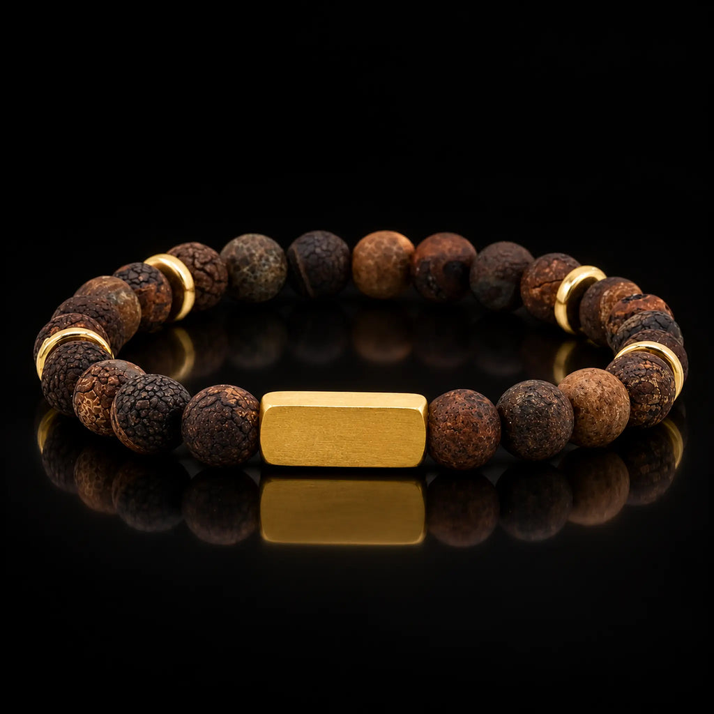 Bruine kralenarmband 8mm met goudkleurig graveerplaatje voor maximaal 4 namen, gepersonaliseerde graveer armband voor dames en heren.