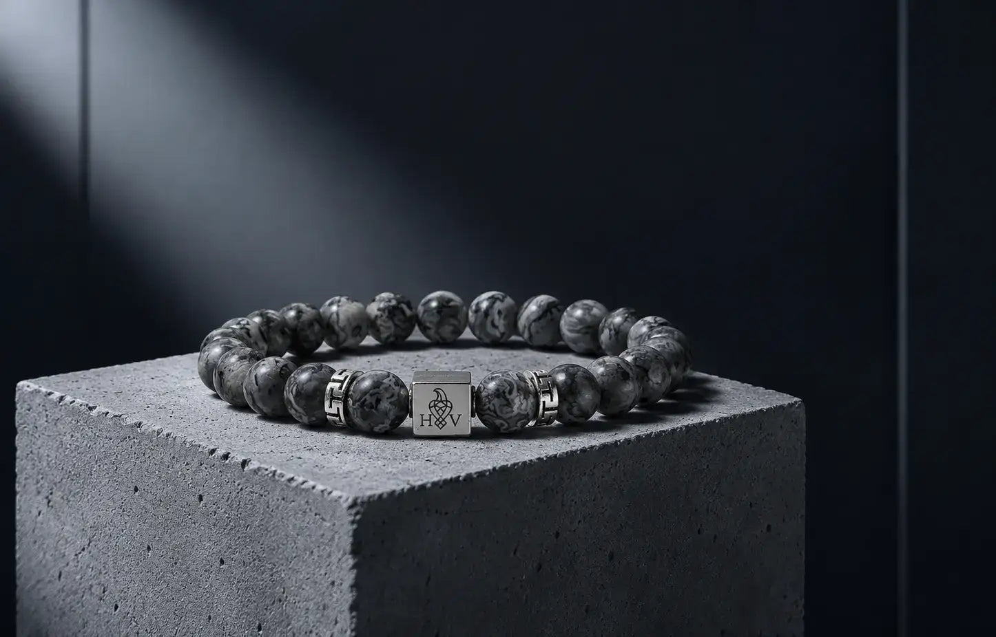 Grijze Picasso Jaspis kralenarmband voor heren van Hugo Valcke met gemarmerde natuurstenen kralen en zilverkleurige details
