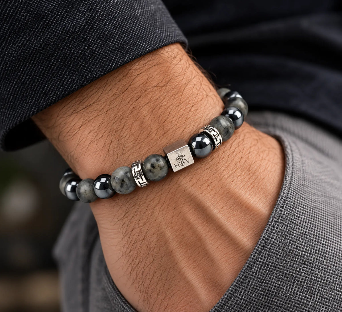 Hugo Valcke kralenarmband met matte grijze labradoriet en glanzende zwarte hematiet kralen van natuursteen.