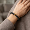 Natuurstenen kralenarmband met lavasteen en gele tijgeroog van 8 mm
