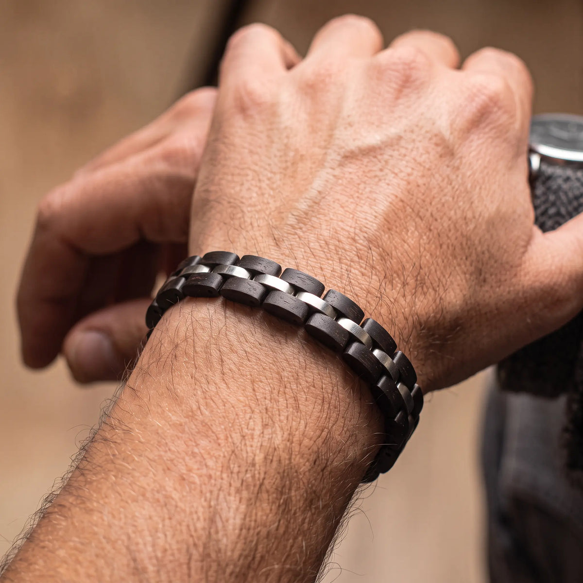 Zwarte sandelhouten armband met roestvrijstalen details van 12 mm