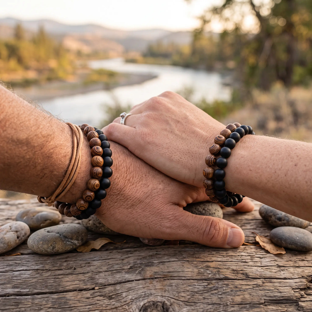 Zwart-bruine armbandenset met houten kralen